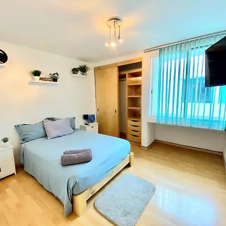Happy Little Chicago Wtc Apartment